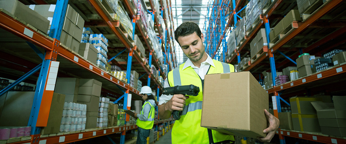 Mitarbeiter in der Logistik scannt Ware