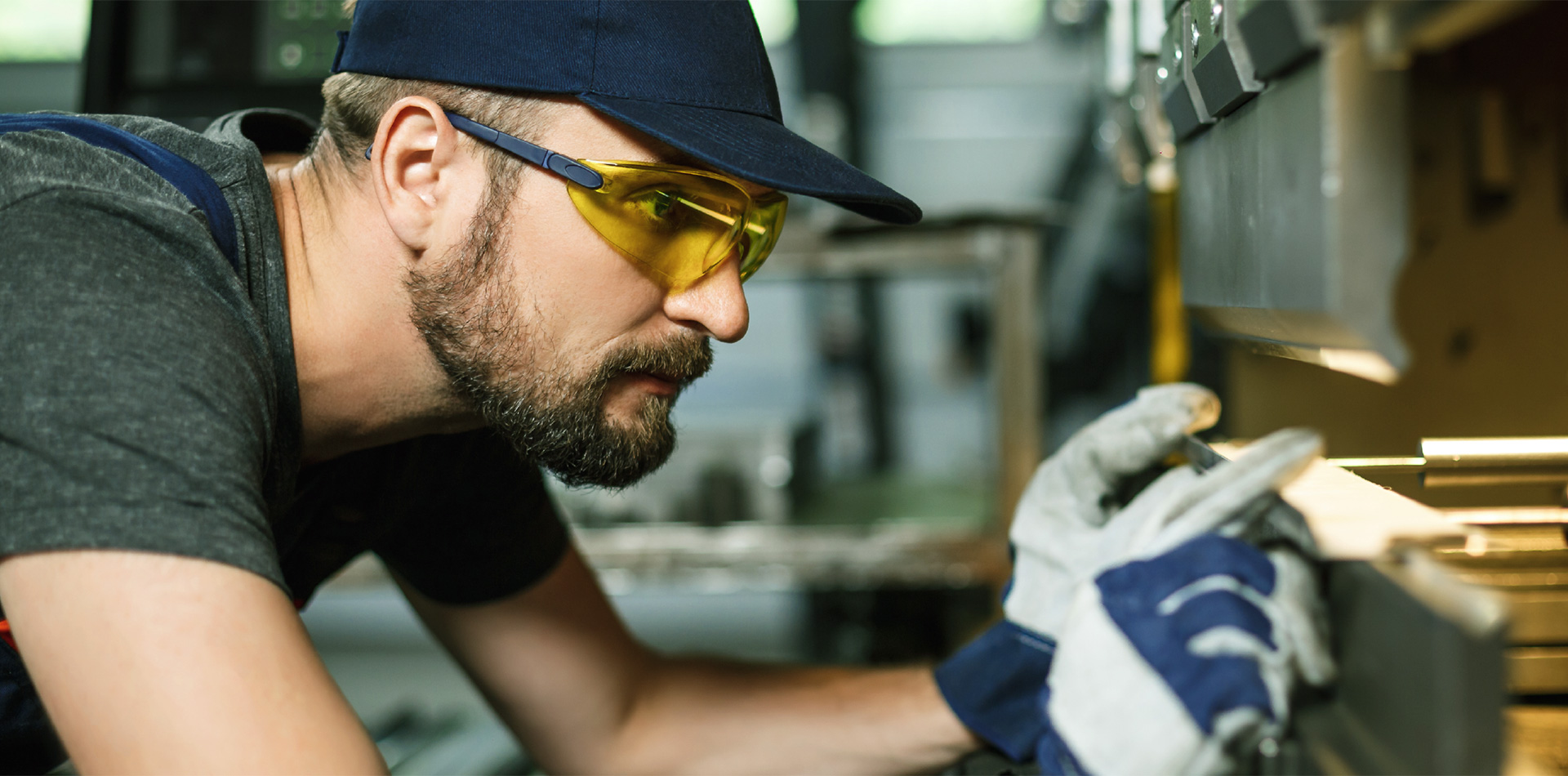 Facharbeiter an Maschine in Industrie oder Handwerk