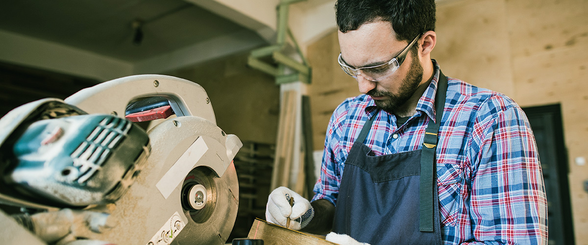 Mitarbeiter in der Holzbearbeitung im Handwerk